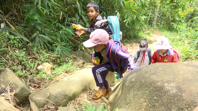 Hoc sinh vung cao Quang Nam vuot kho den lop. Anh: Nguyen Hoang