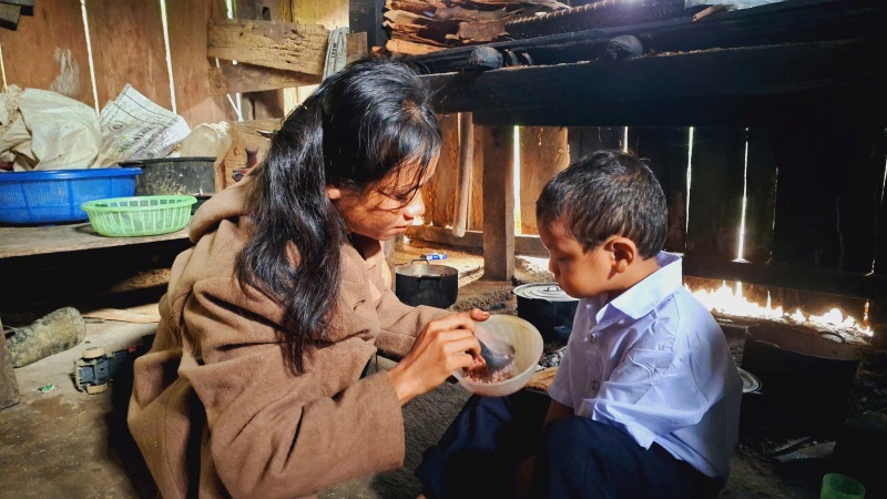 Bua com trang cham muoi mi tom cua em Ho Quoc Khanh (dan toc Cadong), o noc Ong Phung truoc khi den lop. Anh: Nguyen Hoang