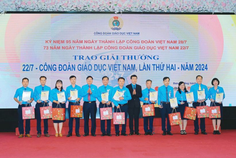 Associate Professor, Dr. Nguyen Duan (6th from left) received the 22.7 Award - Vietnam Education Trade Union, for the second time, in 2024. Photo: Provided by the character