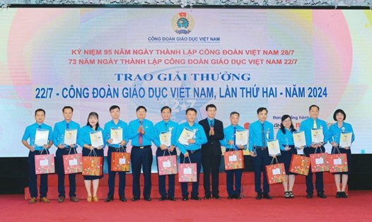 PGS.TS Nguyễn Duân (thứ 6 bên trái sang) nhận giải thưởng 22.7 - Công đoàn Giáo dục Việt Nam, lần thứ hai, năm 2024. Ảnh: Nhân vật cung cấp