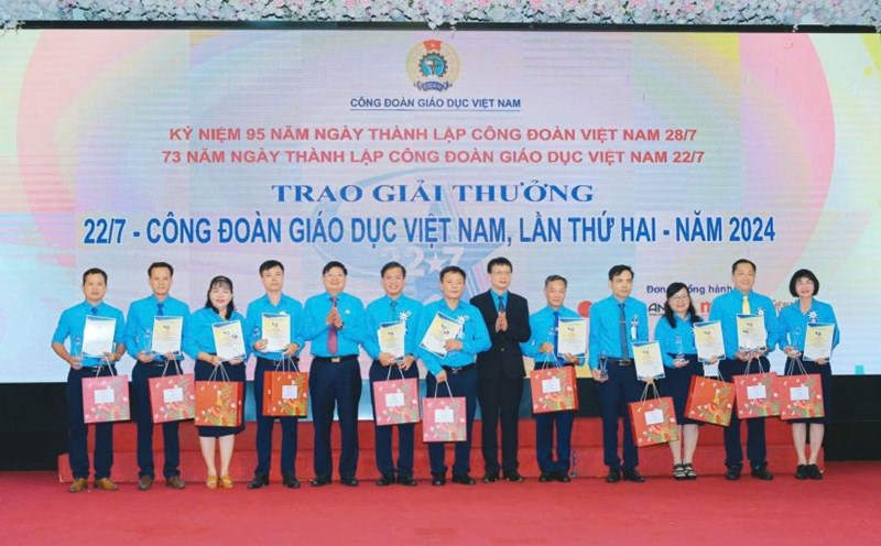 Associate Professor, Dr. Nguyen Duan (6th from left) received the 22.7 Award - Vietnam Education Trade Union, for the second time, in 2024. Photo: Provided by the character