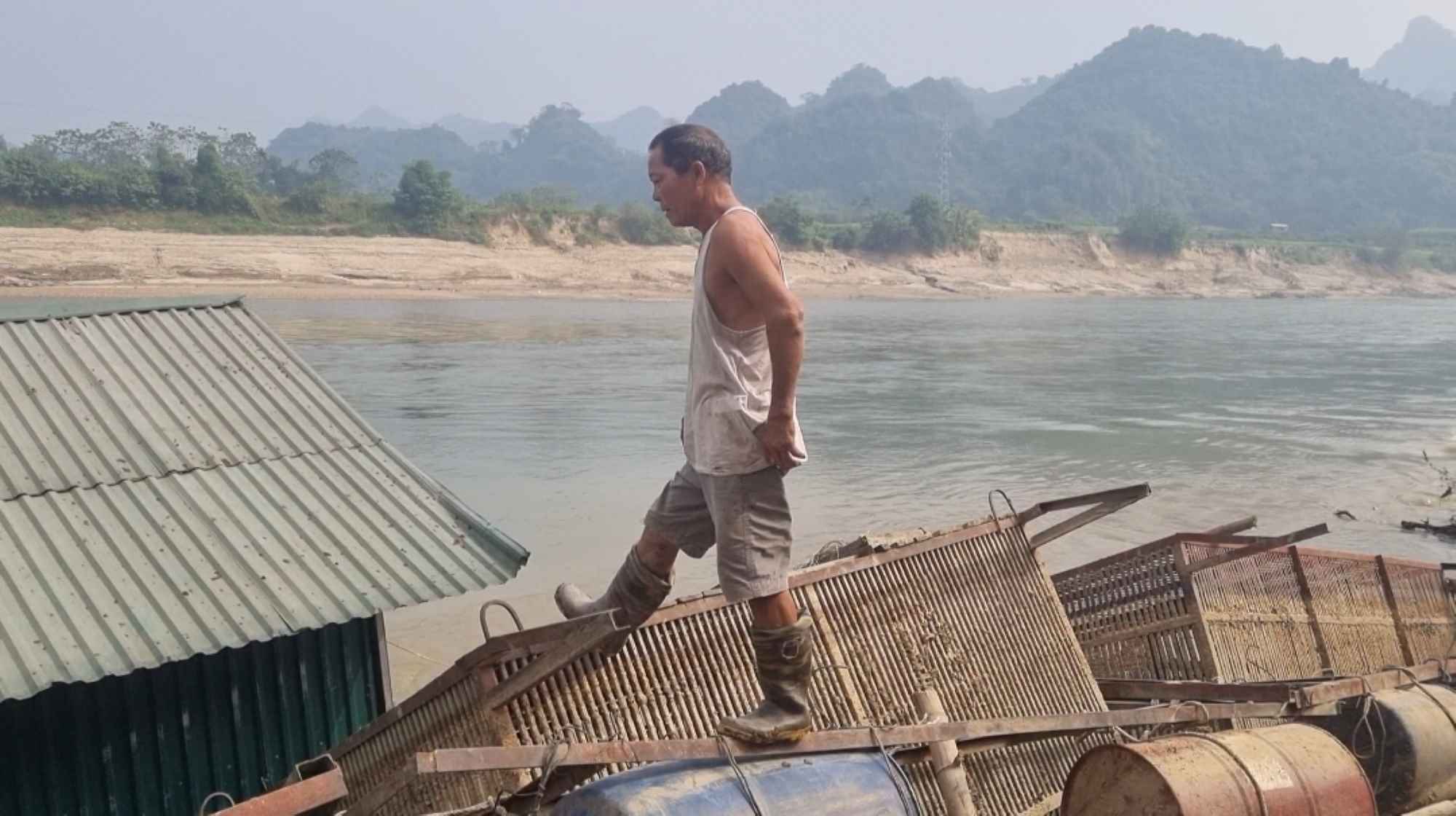 Người dân trắng tay vì cá lồng chết sạch do thủy điện không thể tích nước. Ảnh: Lam Thanh