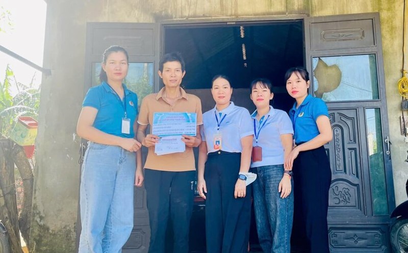 The Trade Union of Hue Textile and Garment Joint Stock Company gives support to Ms. Ngo Thi Dieu - a worker of Quang Binh Branch, under the Company. Photo: Trade Union