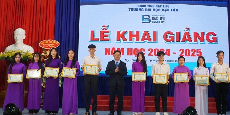 Nhung sinh vien dau khoa tai Dai hoc Bac Lieu nhan bang khen do co so diem dau vao cao. Anh:Nhat Ho