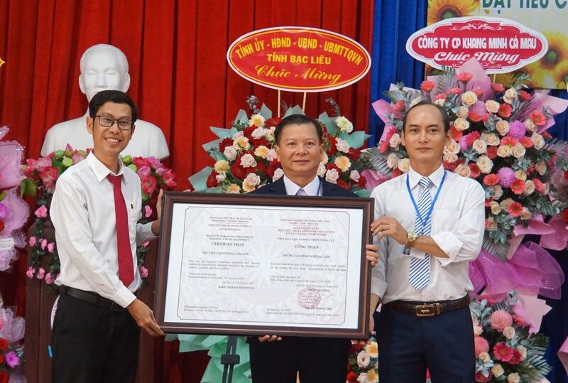 Truong Cao dang nghe Bac Lieu nhan Quyet dinh dat tieu chuan kiem dinh chat luong co so giao duc nghe nghiep. Anh: Nhat Ho