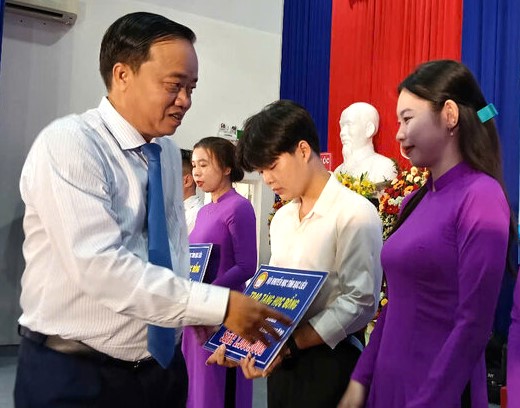 Standing Deputy Secretary of Bac Lieu Provincial Party Committee Huynh Quoc Viet presents scholarships to students of Bac Lieu University on the occasion of the opening day of the new school year. Photo: Nhat Ho