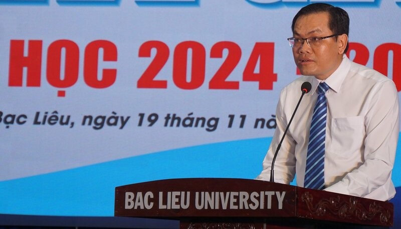 Pho Chu tich UBND tinh Bac Lieu Ngo Vu Thang tran tro viec hoc sinh tot nghiep THPT nhieu, chon Dai hoc, Cao dang trong tinh theo hoc it. Anh: Nhat Ho