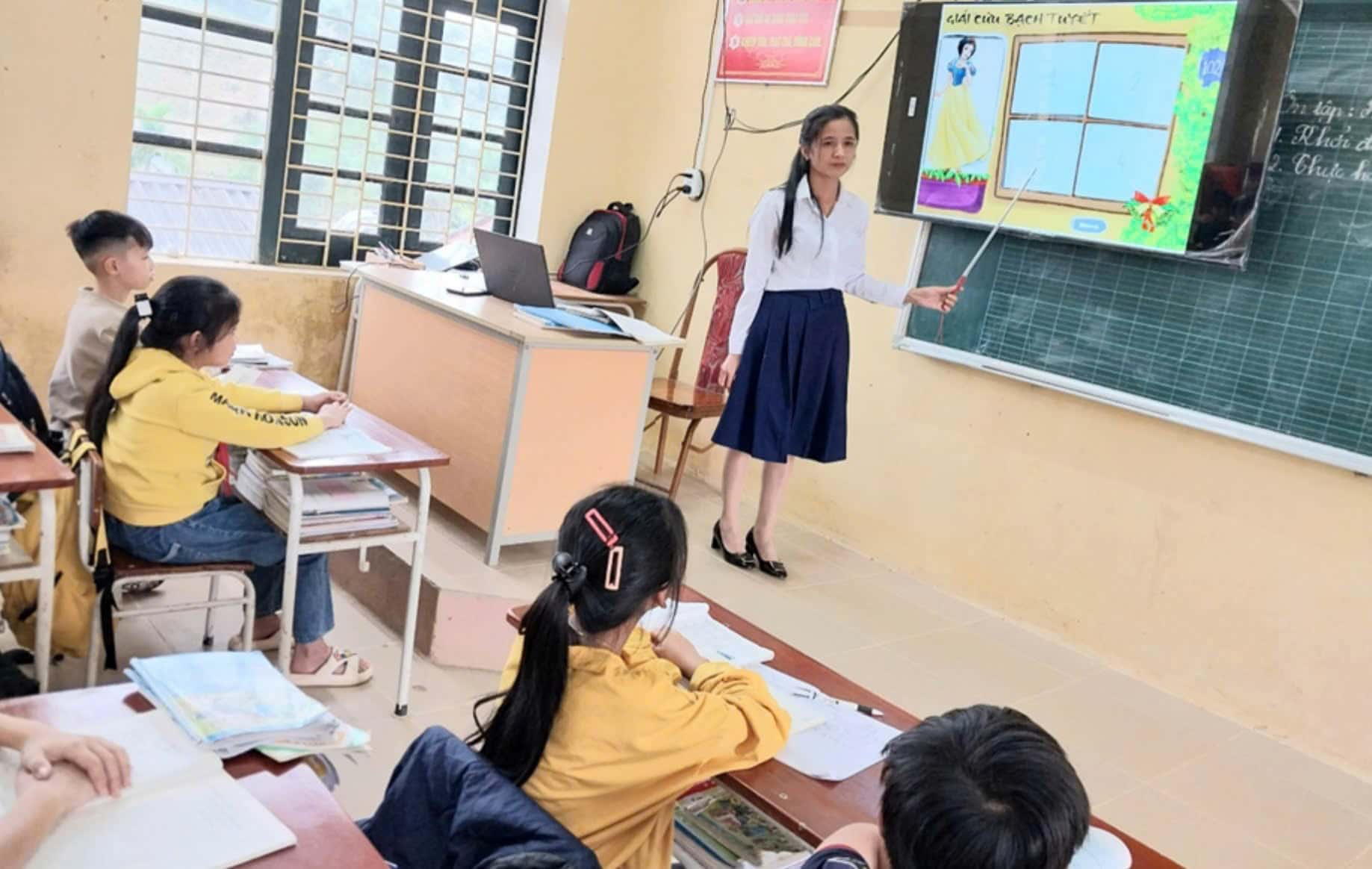 Thanh Hoa teacher has 24 years of overcoming difficulties with students, tirelessly spreading knowledge in remote areas. Photo: Interviewee