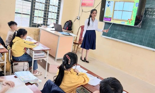 Cô giáo Thanh Hoá có 24 năm cùng học sinh vượt khó, miệt mài gieo chữ nơi rẻo cao. Ảnh: NVCC