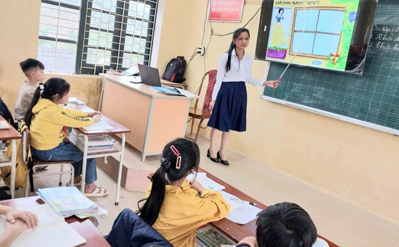 Thanh Hoa teacher has 24 years of overcoming difficulties with students, tirelessly spreading knowledge in remote areas. Photo: Interviewee