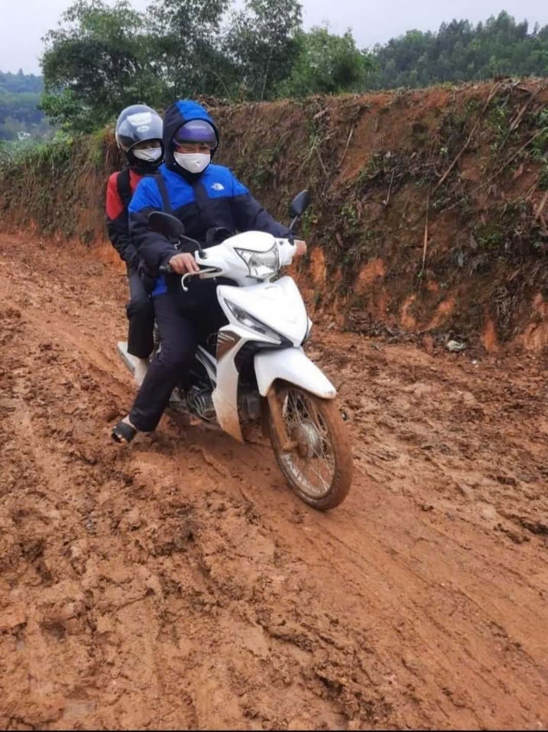 Vao mua mua, co Toan va cac dong nghiep gap nhieu kho khan boi duong di khong thuan loi. Anh: NVCC