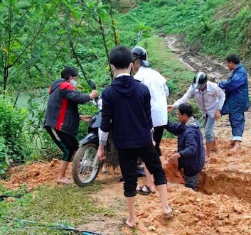 O vung cao vao mua lu, duong xa bi chia cat, cac giao vien phai chat vat moi den duoc diem truong. Anh: NVCC