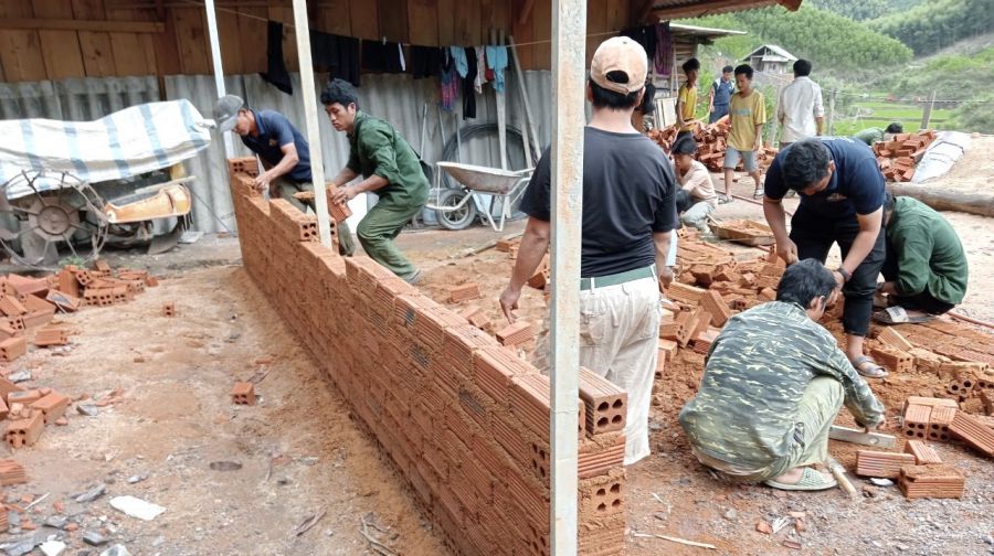 Workers in Dak Lak province return home trying to learn a trade to stabilize their lives and improve their family income. Photo: Bao Trung