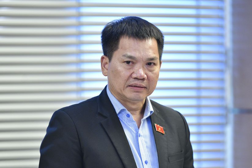 Delegate Duong Khac Mai discussed investment resources for the North-South high-speed railway project. Photo: Pham Dong