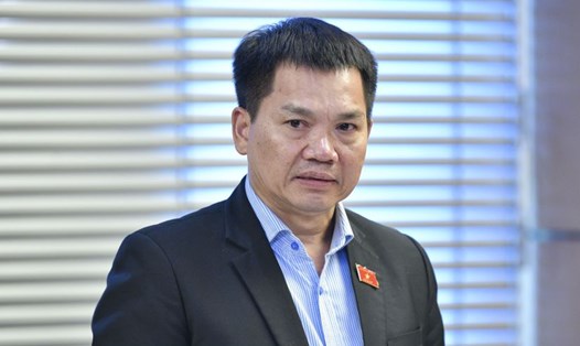 Đại biểu Dương Khắc Mai trao đổi về nguồn lực đầu tư làm dự án đường sắt tốc độ cao Bắc - Nam. Ảnh: Phạm Đông