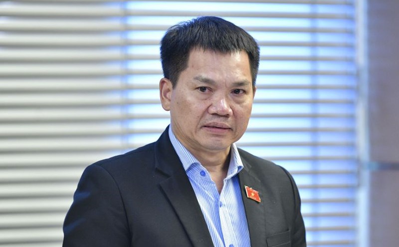 Delegate Duong Khac Mai discussed investment resources for the North-South high-speed railway project. Photo: Pham Dong