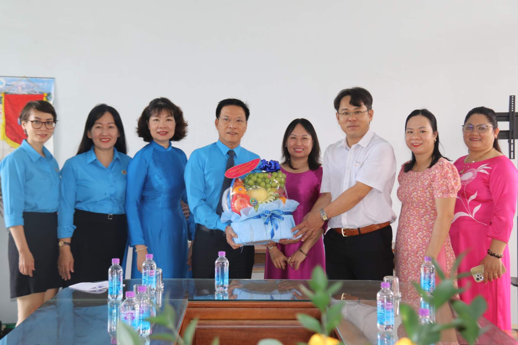 Mr. Phan Thanh Liem - Chairman of Khanh Hoa Provincial Labor Federation visited and congratulated the staff, teachers and workers of Ha Huy Tap High School on the occasion of Vietnamese Teachers' Day. Photo: Phuong Linh