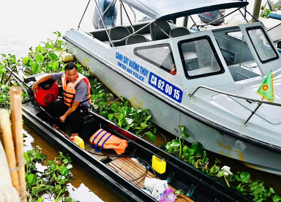 Du doi luc bi phan ung nguoc, nhung anh Dung van kien tri voi viec cuu nguoi. Anh: An Long