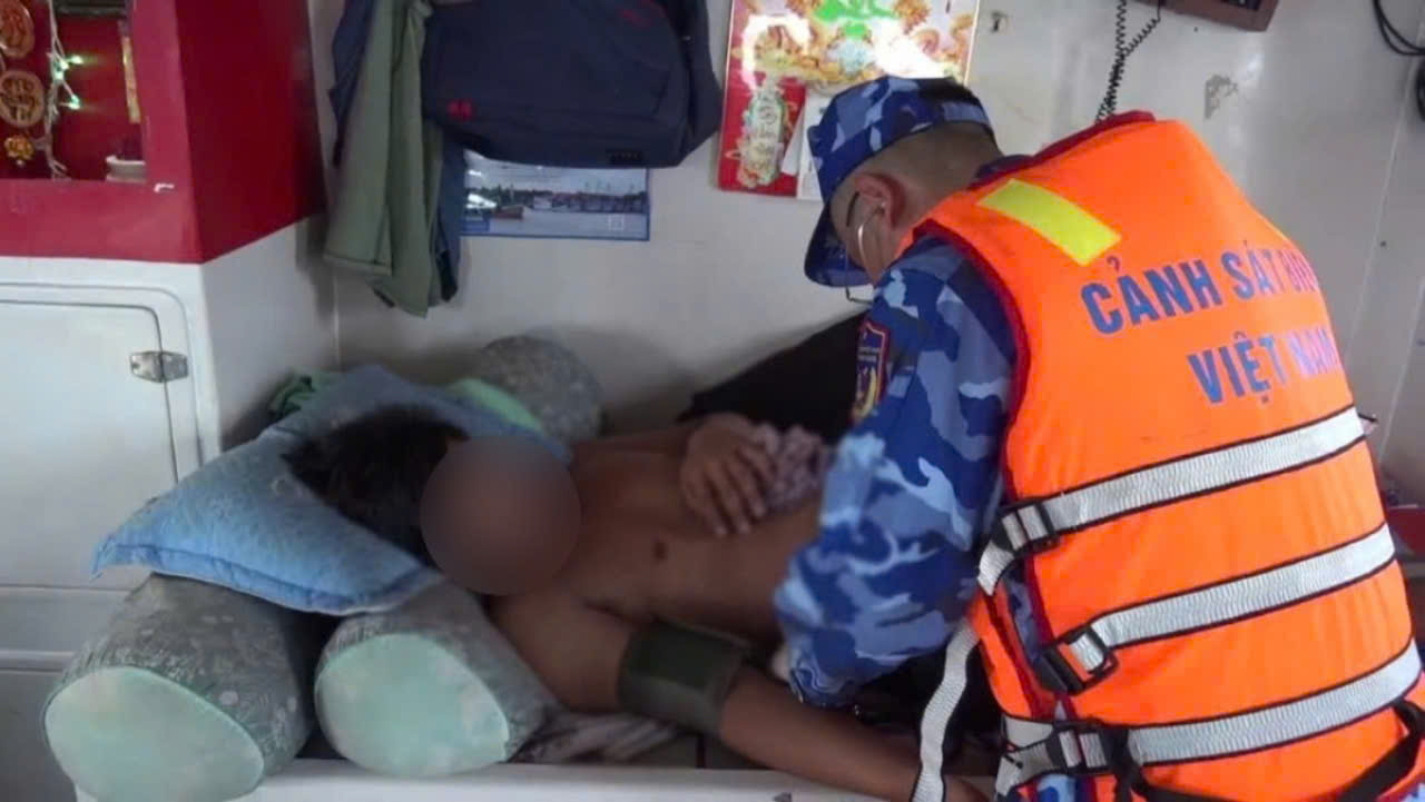 Coast Guard Force 4 provides medical care to fishermen in distress. Photo: CSB4