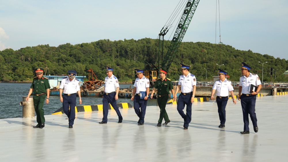 The Inspection Team inspected the wharf system of Squadron 401 of the Coast Guard Region 4 Command. Photo: Duc Thai