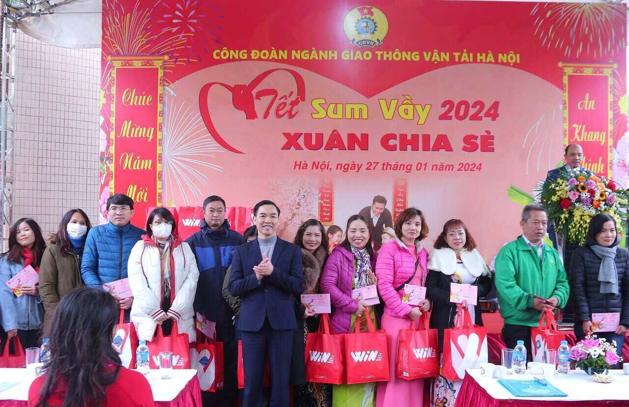 Tet Sum Vay Giap Thin 2024 organized by Hanoi Transport Industry Trade Union. Photo: Trade Union