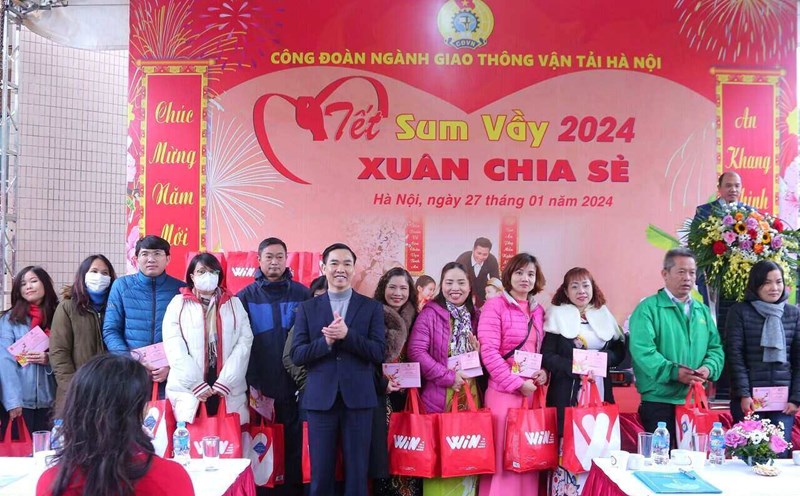 Tet Sum Vay Giap Thin 2024 organized by Hanoi Transport Industry Trade Union. Photo: Trade Union