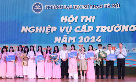 Lanh dao nha truong trao thuong cho cac doi dat giai tai Hoi thi nghiep vu cap truong. Anh: Ban to chuc