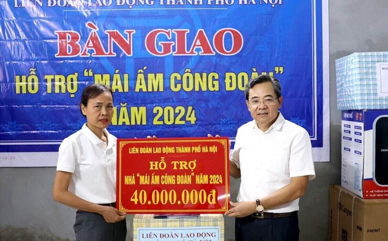 Mr. Nguyen Chinh Huu - Vice President of Hanoi City Labor Federation presented financial support for the construction of the Trade Union Shelter of the City Labor Federation to Ms. Dao Thi Kim Lanh. Photo: Manh Quan