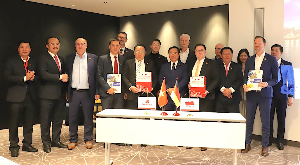 Signing investment cooperation agreements of German partners in Long An province. Photo: Long An Department of Information and Communications