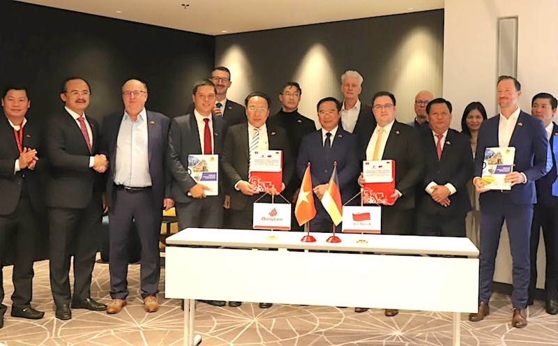 Signing investment cooperation agreements of German partners in Long An province. Photo: Long An Department of Information and Communications