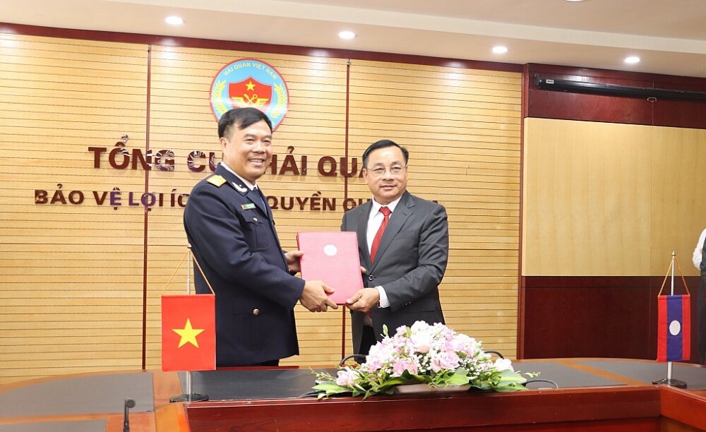 Director General of Vietnam Customs Nguyen Van Tho and Director General of Lao Customs Phoukhaokham Vannavongxay exchanged the cooperation minutes. Photo: H.Nu