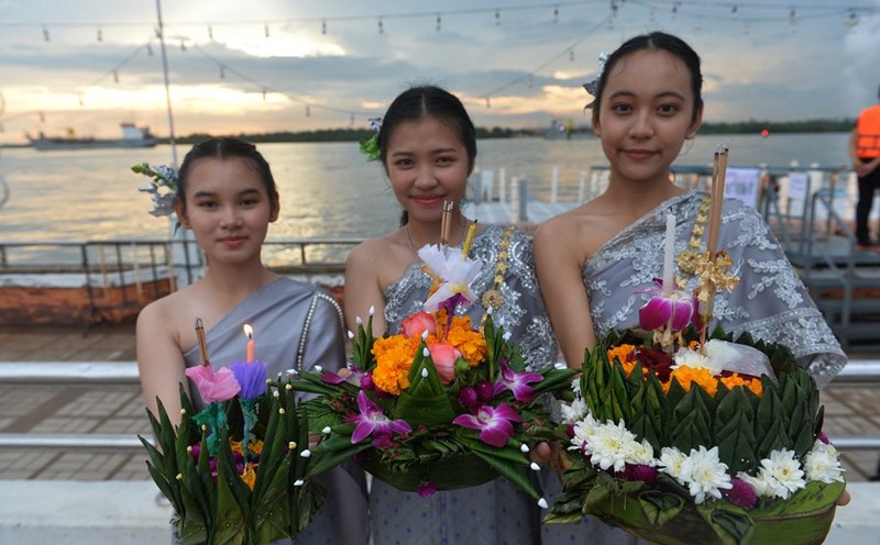 Girls in traditional Thai costumes pose with lanterns on the Chao Phraya River in Bangkok, during the Loy Krathong festival. Photo: Xinhua