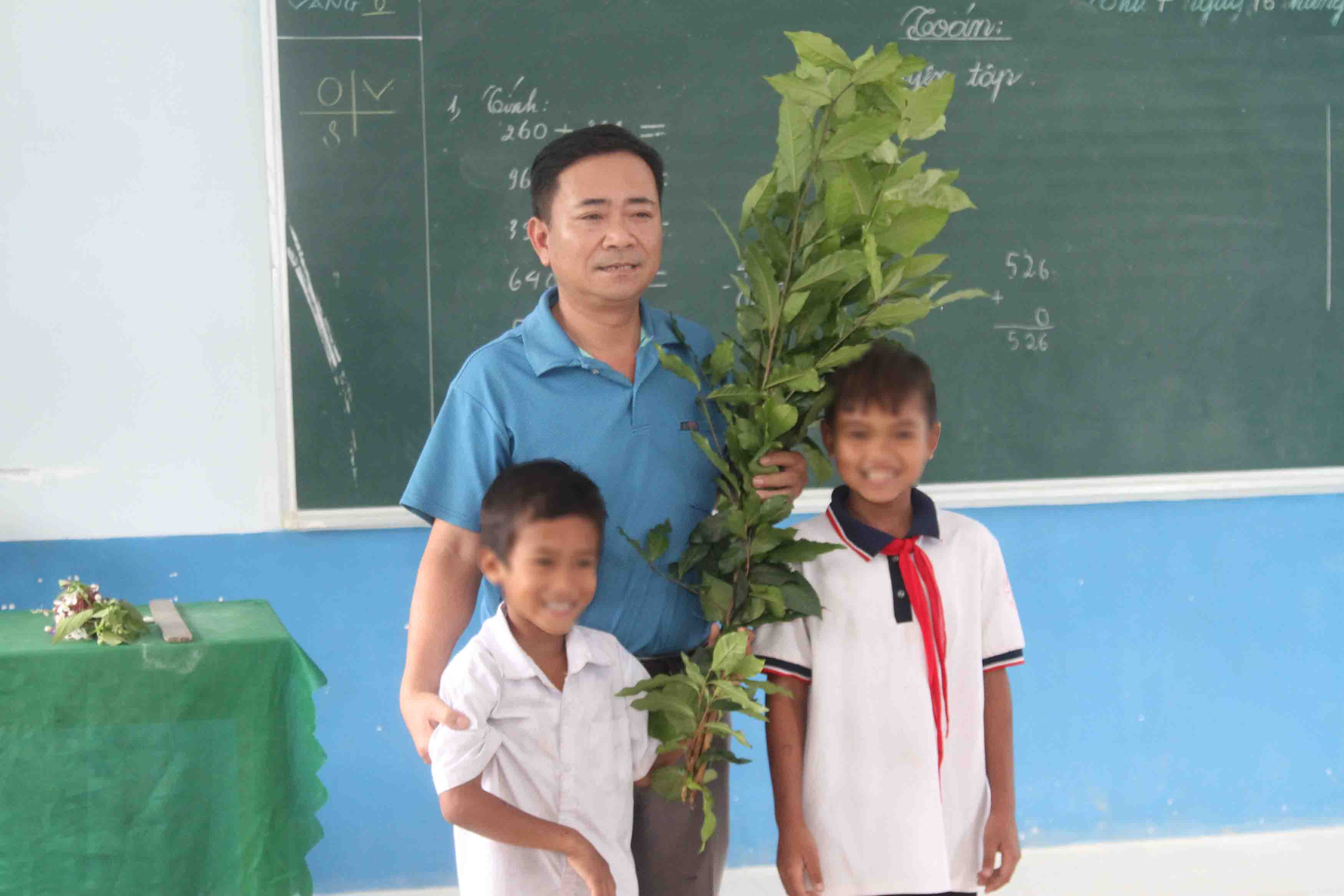 Green tea and wild flowers bundles given to teachers by students. Photo: C. Nguyen