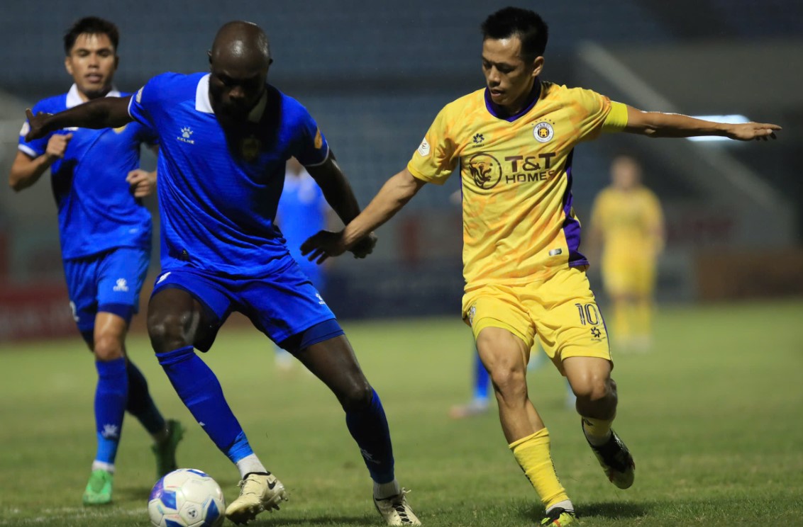 Hanoi FC drew 1-1 with Quang Nam in round 9 of V.League 2024-2025. Photo: Minh Dan