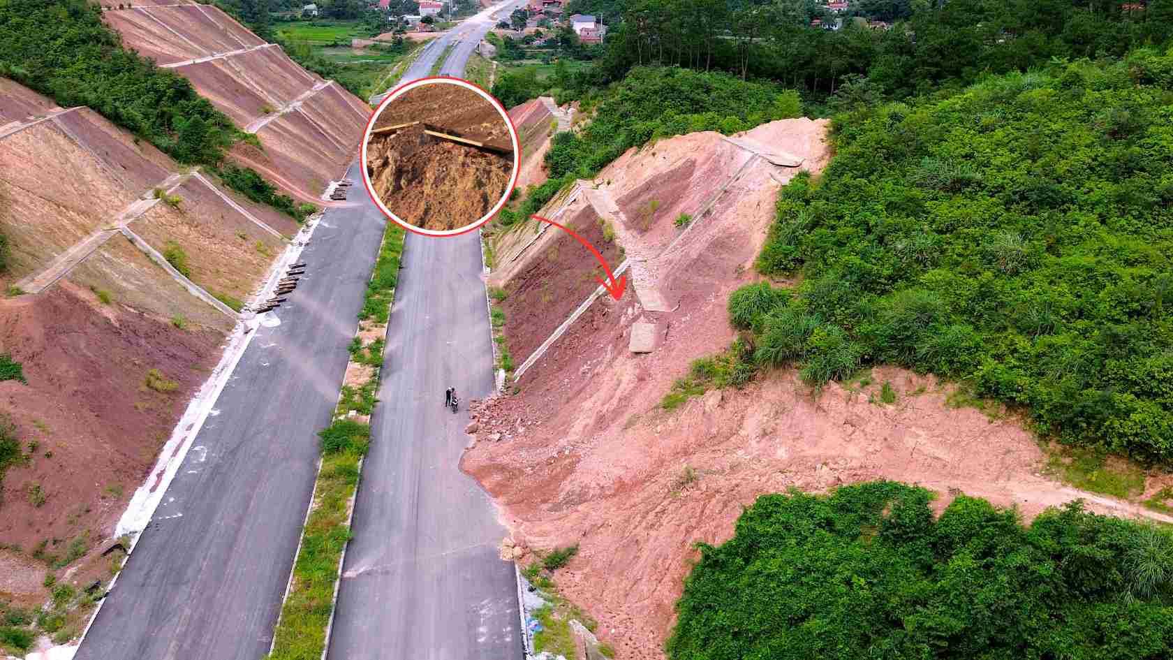 Cracks appeared in the reinforced concrete structure after only one stormy season in the embankment section of the National Highway 4B Improvement and Upgrade Project (section Km3+700 to Km18) in Lang Son province. Photo: Khanh Linh