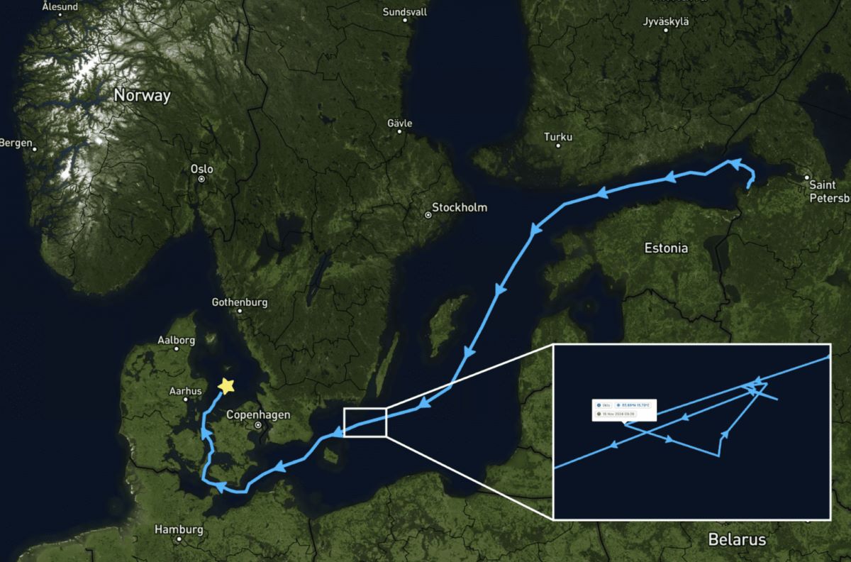 Du lieu AIS cua tau Yi Peng 3 tu Ust-Luga qua Bien Baltic voi vi tri su co duoc phong to. Anh: Shipatlas