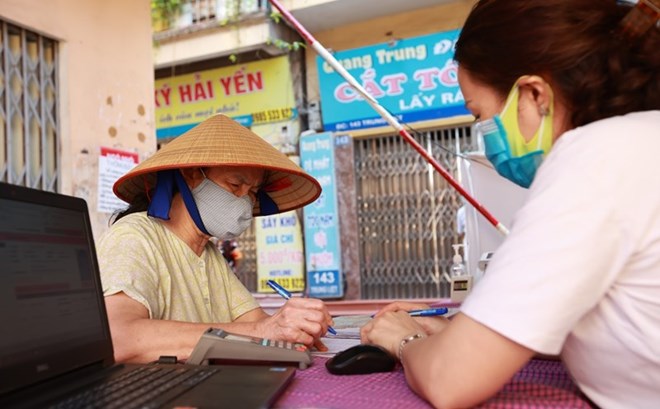 Người dân Hà Nội nhận lương hưu, trợ cấp BHXH. Ảnh: Hải Nguyễn