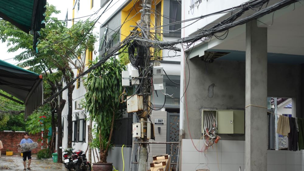 Da Nang undergrounds telecommunication cables along the power grid. Photo: Tran Thi