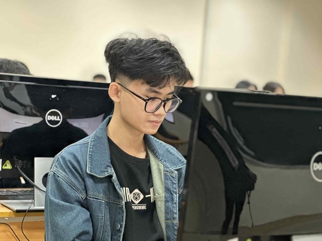 Candidates taking the thinking assessment exam of Hanoi University of Science and Technology in 2024. Photo: Van Trang