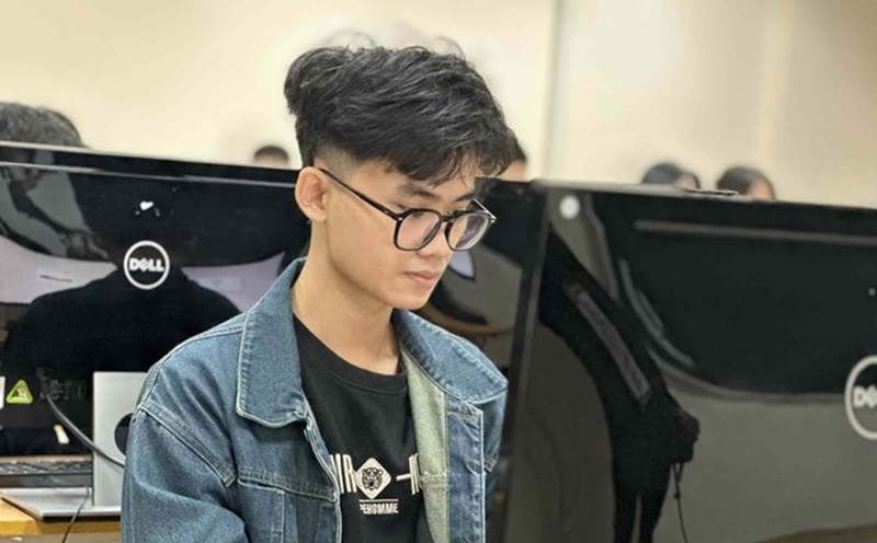 Candidates taking the thinking assessment exam of Hanoi University of Science and Technology in 2024. Photo: Van Trang