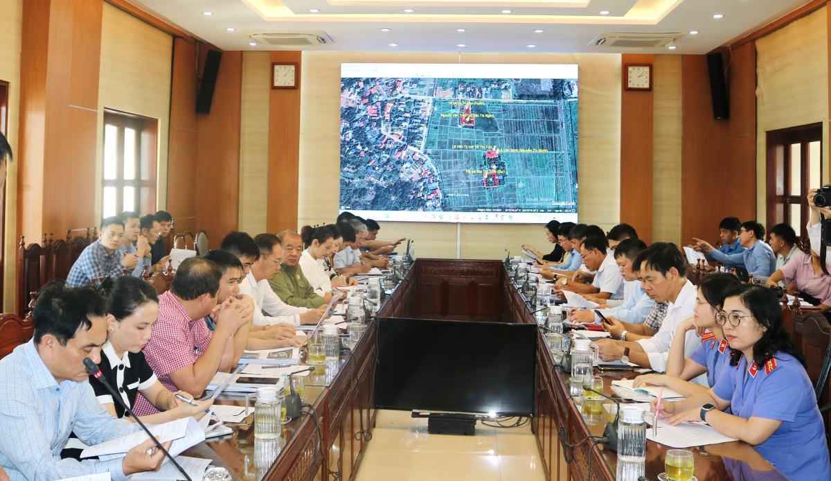 Thuy Nguyen District (Hai Phong) held a meeting to discuss plans to enforce land acquisition for two projects. Photo: Hoang Oanh