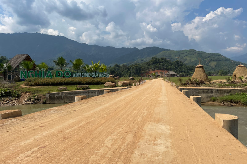 Vao mua du lich, xa Nghia Do thu hut nhieu du khach boi ve dep tu nhien va ban sac van hoa cua nguoi dan. Anh: Dinh Dai