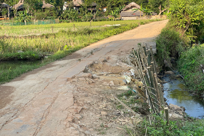 Mot so doan duong tro soi da, duoc ke lai bang rao tre. Anh: Dinh Dai