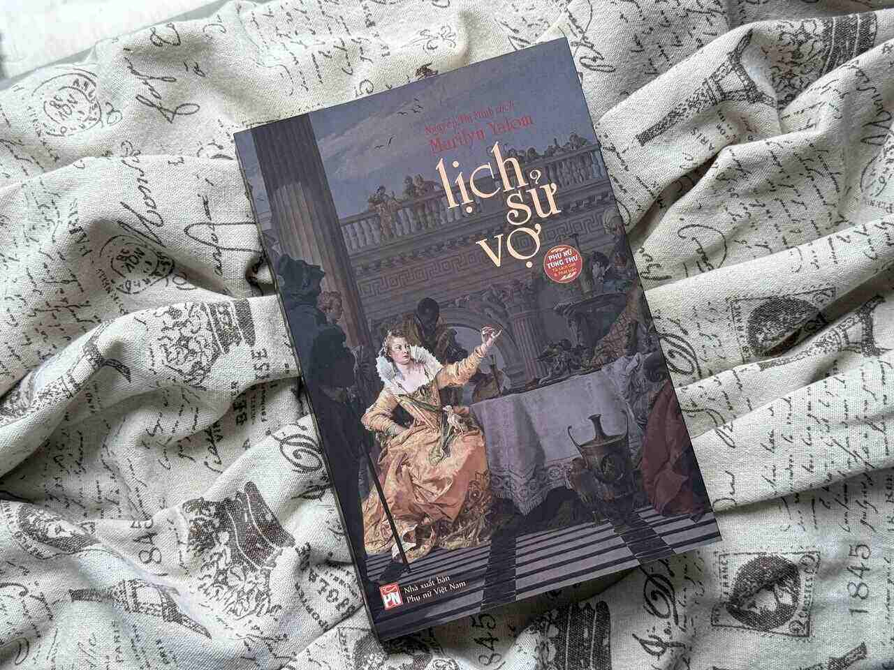 The book "History of wives". Photo: Vietnamese Women Publishing House