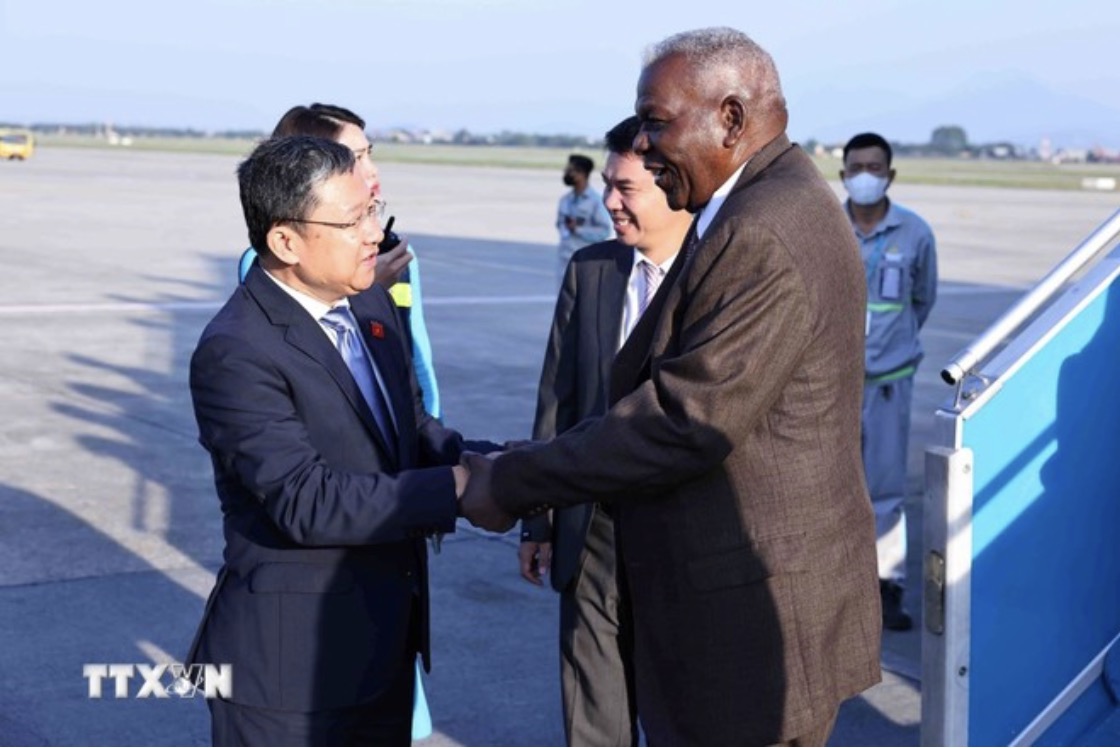 Mr. Vu Hai Ha, Chairman of the Foreign Affairs Committee of the National Assembly; Chairman of the Vietnam - Cuba Friendship Parliamentarians Group welcomed President of the National Assembly of the People's Power of Cuba Esteban Lazo Hernandez at Noi Bai International Airport. Photo: VNA