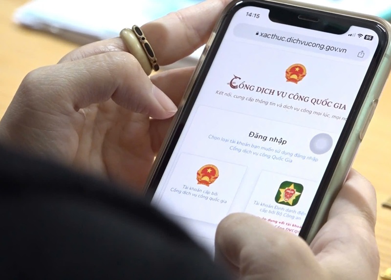 Digital transformation helps people and businesses access and use public services in the easiest and most convenient way. Photo: Pham Quang