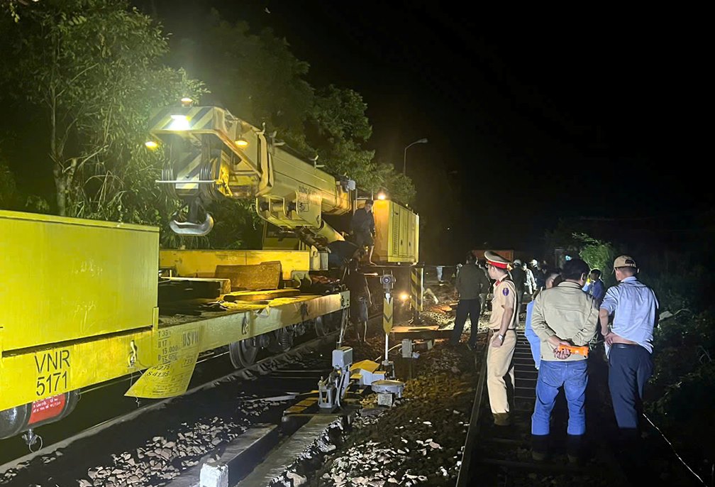 Train derailed in Da Nang area, many vehicles arrived at the scene to fix the problem. Photo: Long Thanh