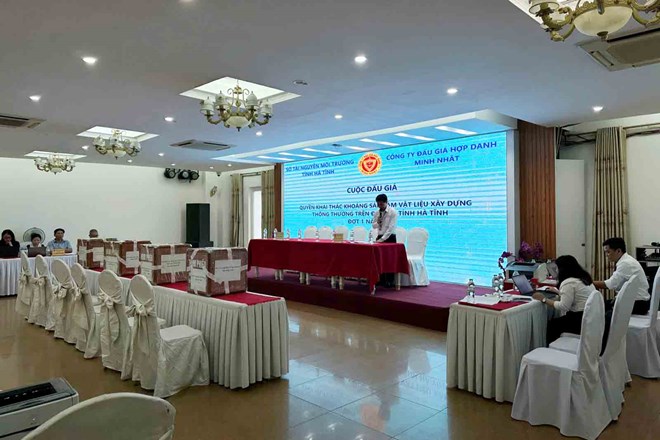 The auction of four mineral mines in Ha Tinh caused a stir because of the high winning prices. Photo: Tran Tuan.