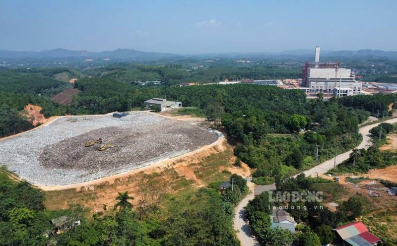People are both happy and worried at the waste-to-energy plant. Photo: Lam Thanh