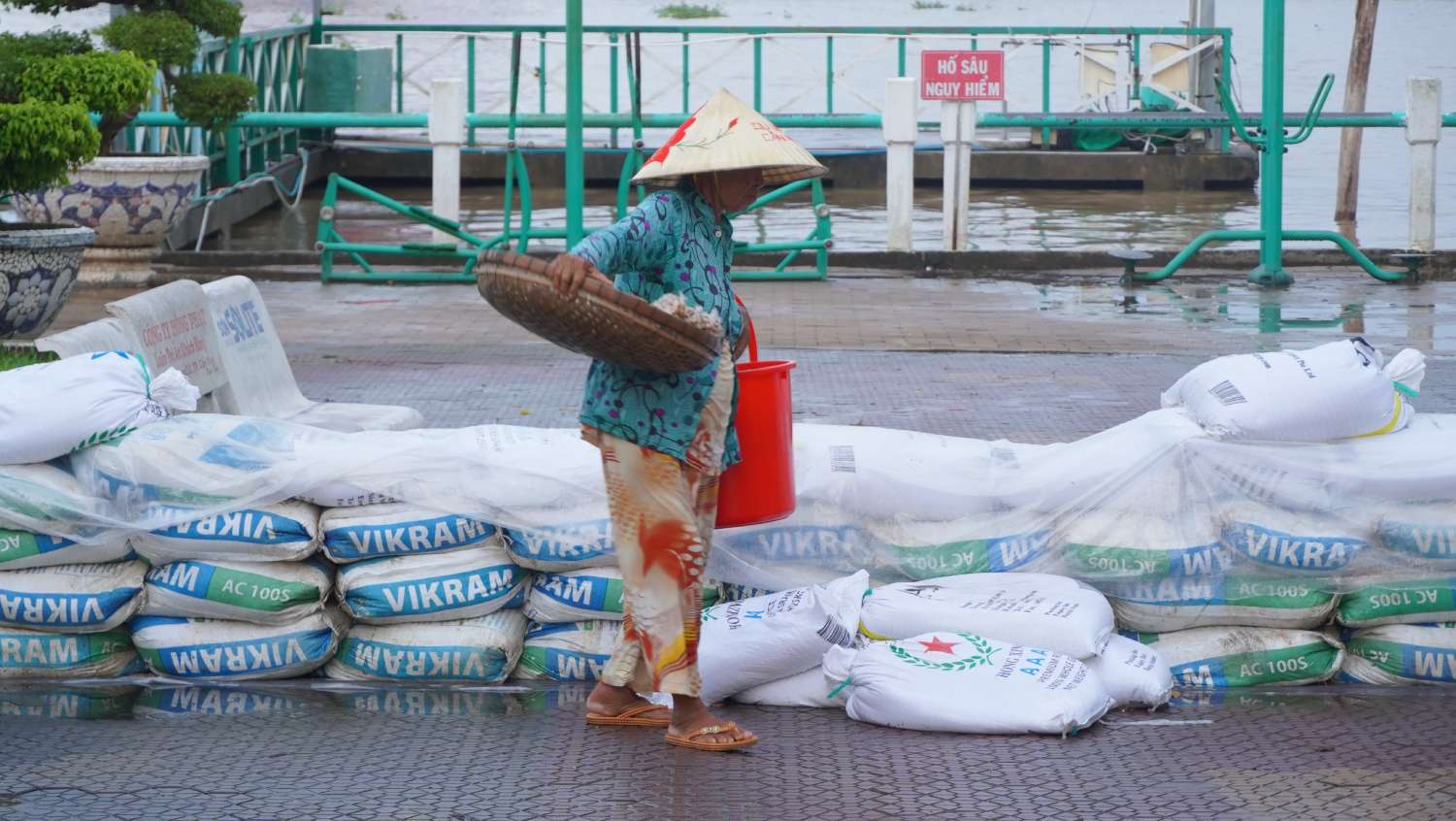 Sau khi hoan thanh, do cao ke chan nuoc cua khu vuc nay nang len 2,5m, cao hon dinh trieu cuong lich su nam 2022 (2,27m).